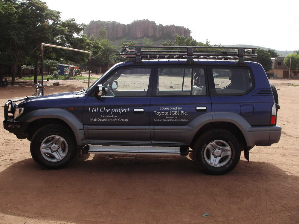 Blue Toyota landcruiser with signage "I ni ce project, lauinched by Mali Development Group, Sponsored byb Toyota (GB) plc, funded by Aylesbury Young offenders Institution"